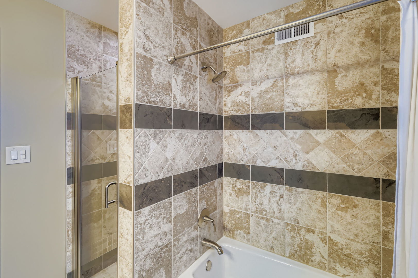 6157 N Lenox Avenue, Chicago, IL 60646