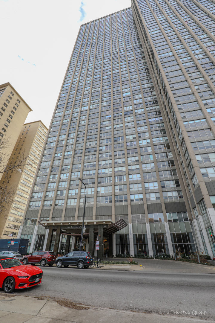 655 W Irving Park Road #4114, Chicago, IL 60613