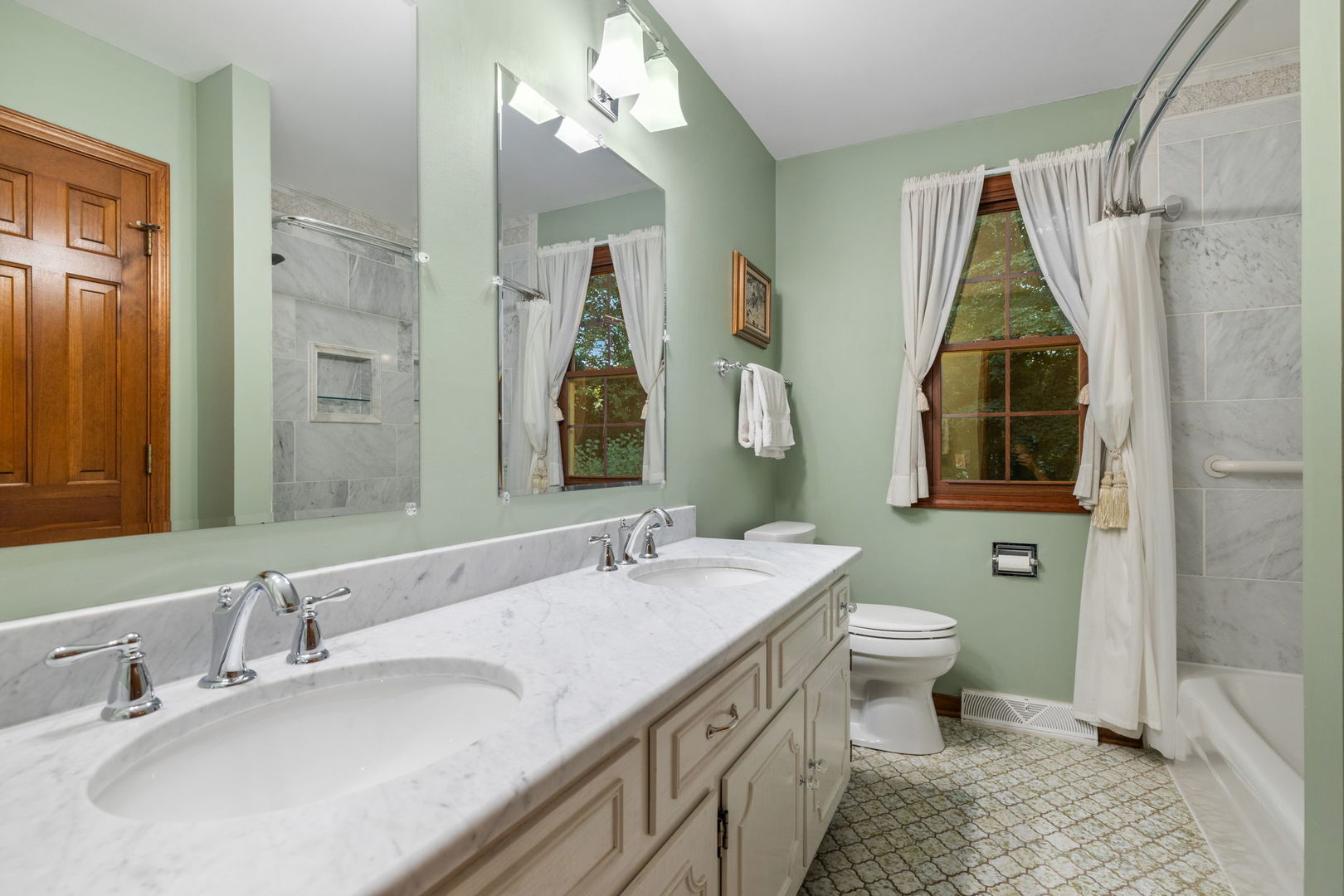 2S501 Seneca Drive, Wheaton, IL 60189