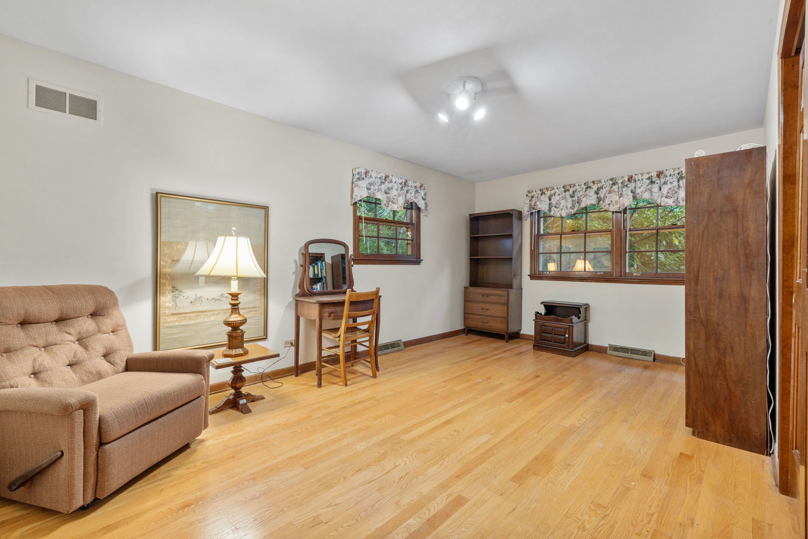 2S501 Seneca Drive, Wheaton, IL 60189