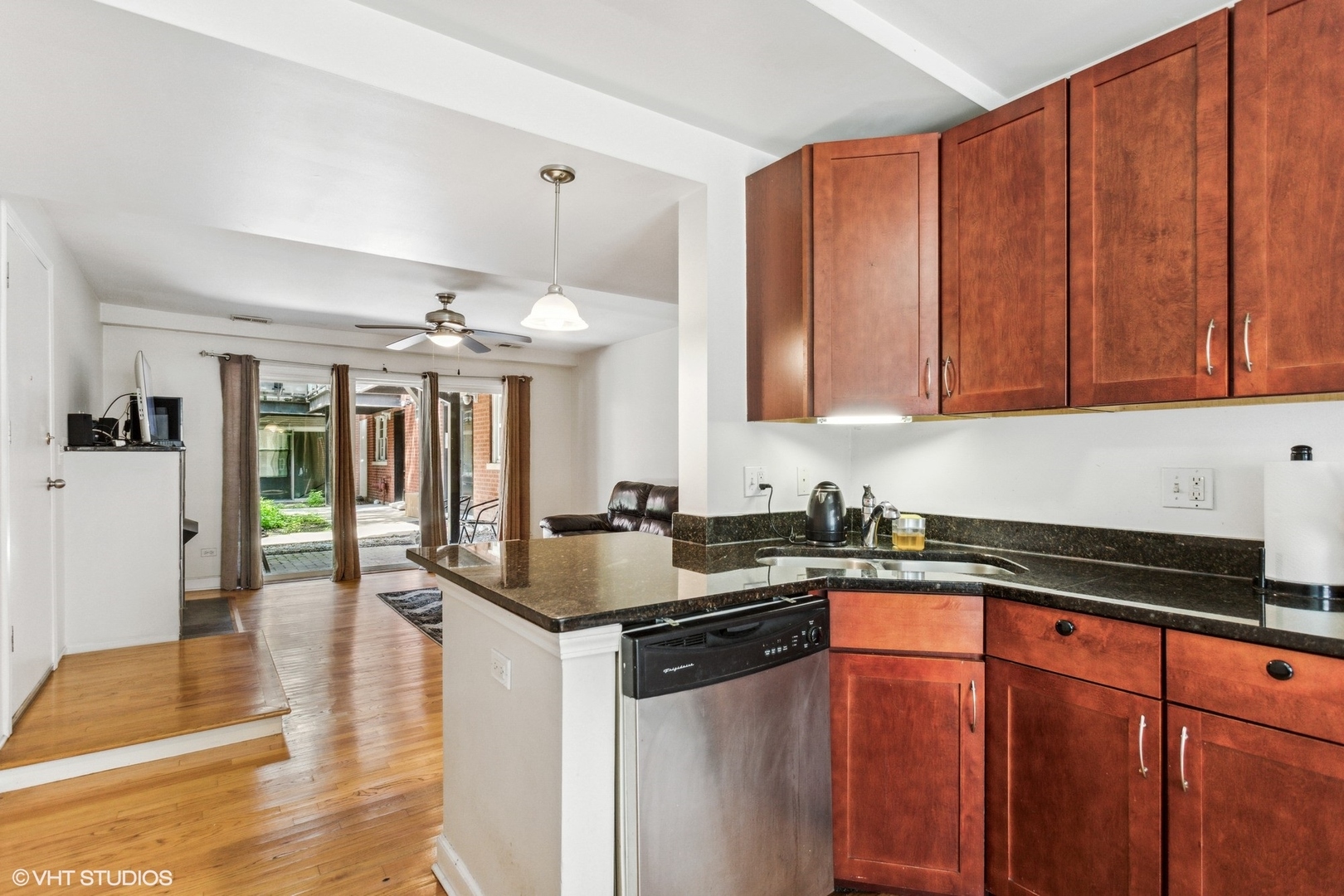 6427 N DAMEN Avenue #1E, Chicago, IL 60645
