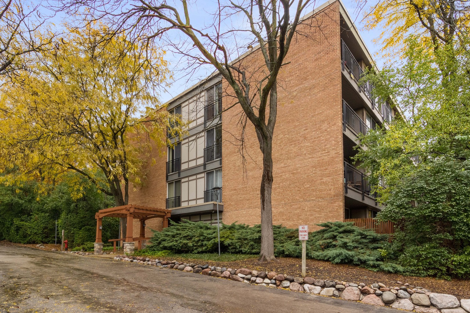 5830 Oakwood Drive #1H, Lisle, IL 60532