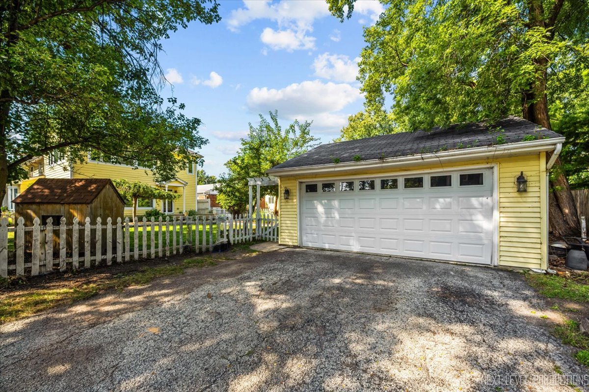 83 N Park Boulevard, Glen Ellyn, IL 60137