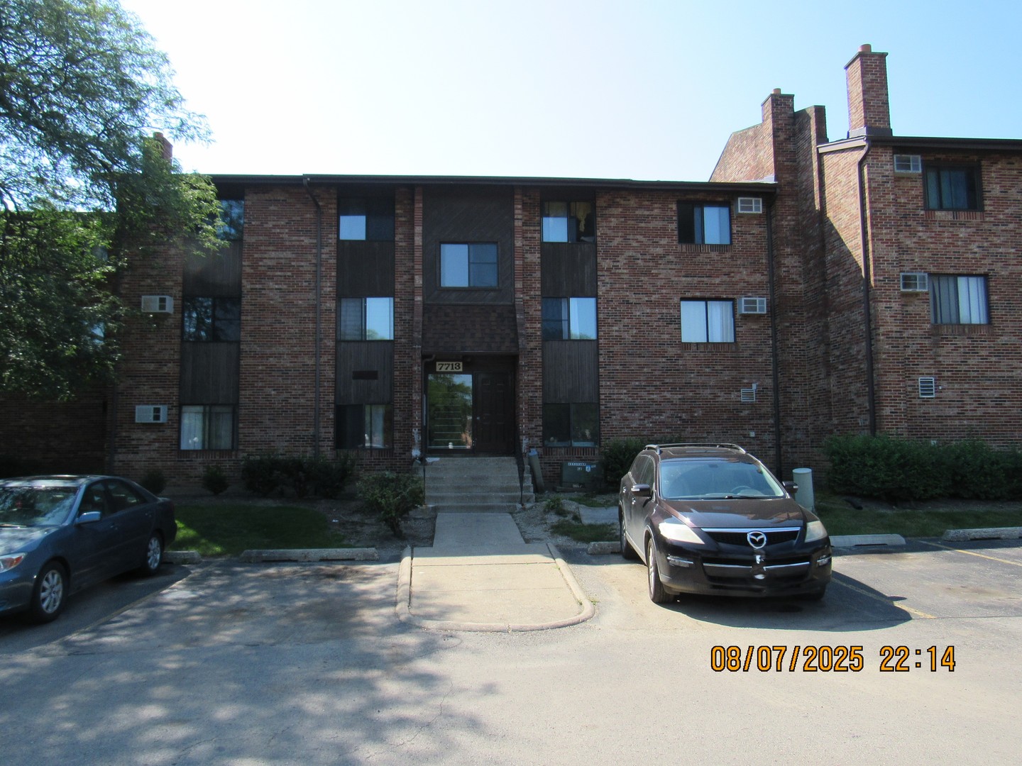 7713 Woodward Avenue #1B, Woodridge, IL 60517