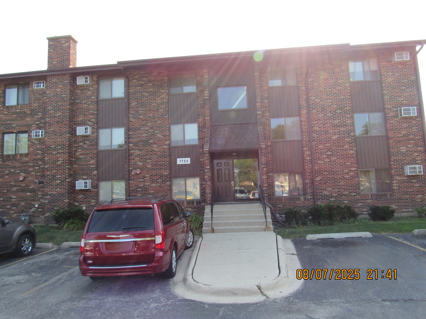 7725 Woodward Avenue #2S, Woodridge, IL 60517
