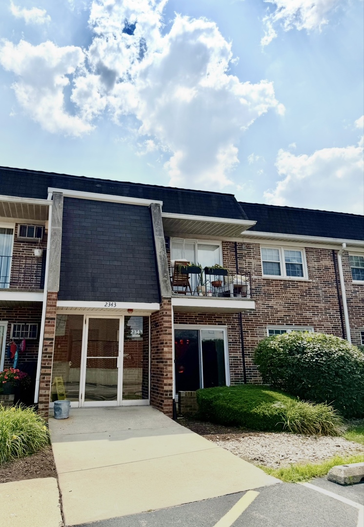 2343 OGDEN Avenue #1, Downers Grove, IL 60515