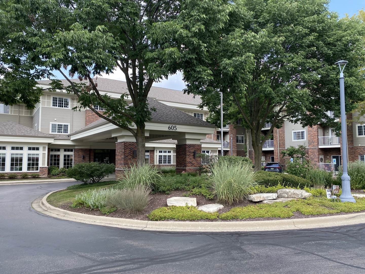 605 Barrington Avenue #304, East Dundee, IL 60118