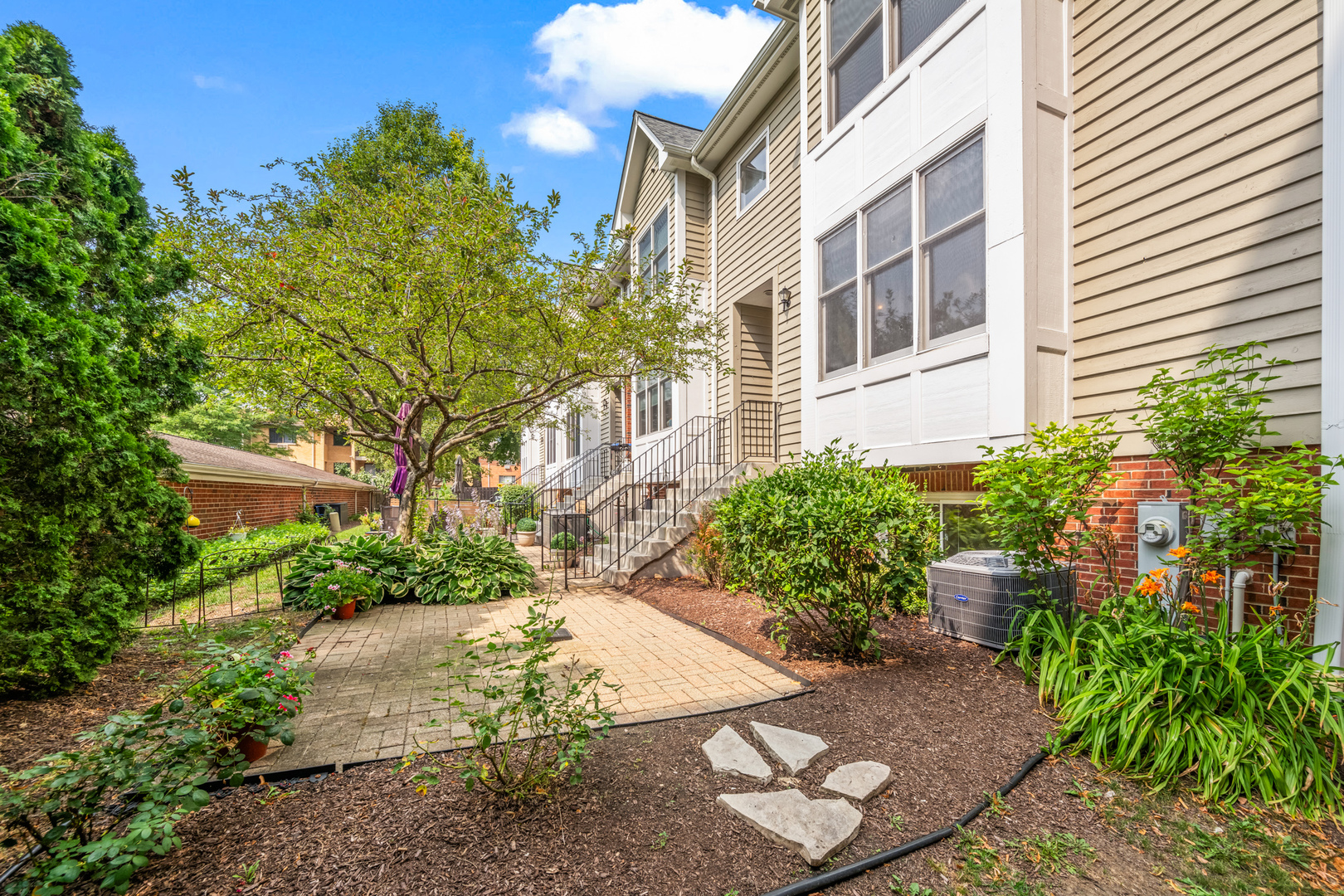 238 N Village Court, Palatine, IL 60067