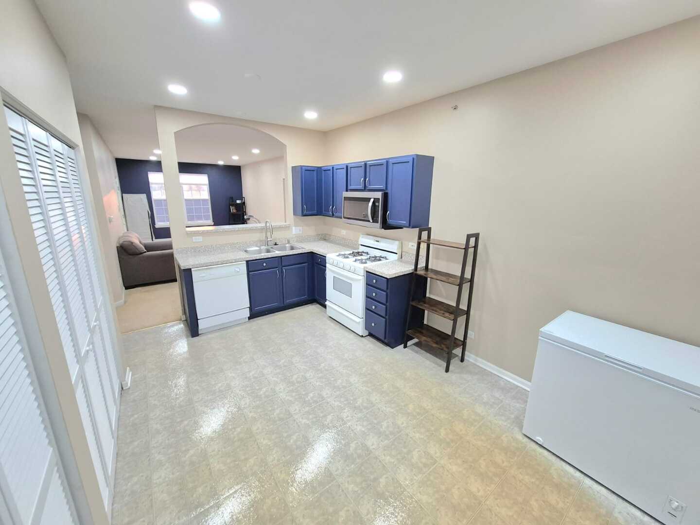 153 N Waters Edge Drive #C, Glendale Heights, IL 60139
