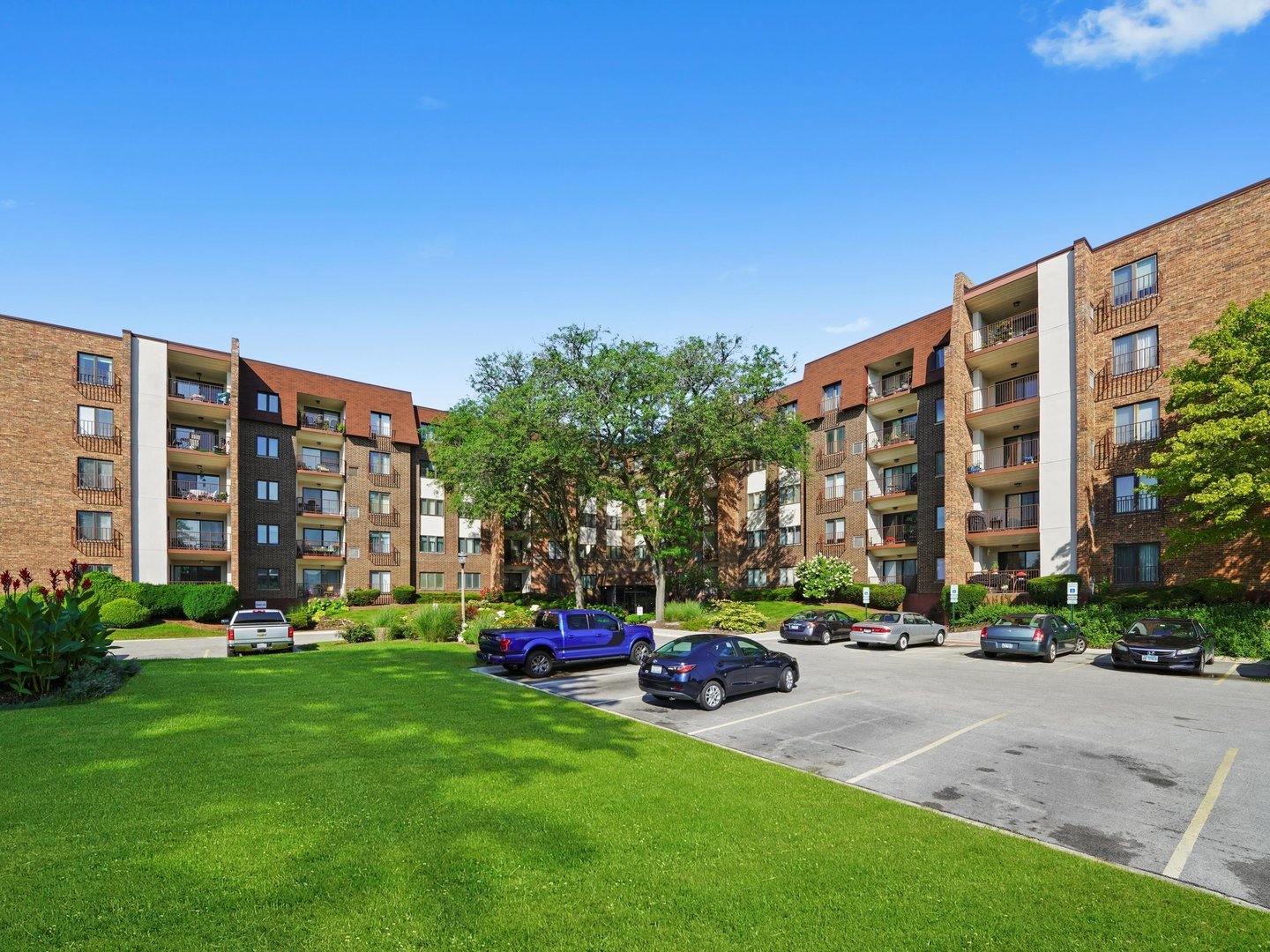 448 Raintree Court #5D, Glen Ellyn, IL 60137