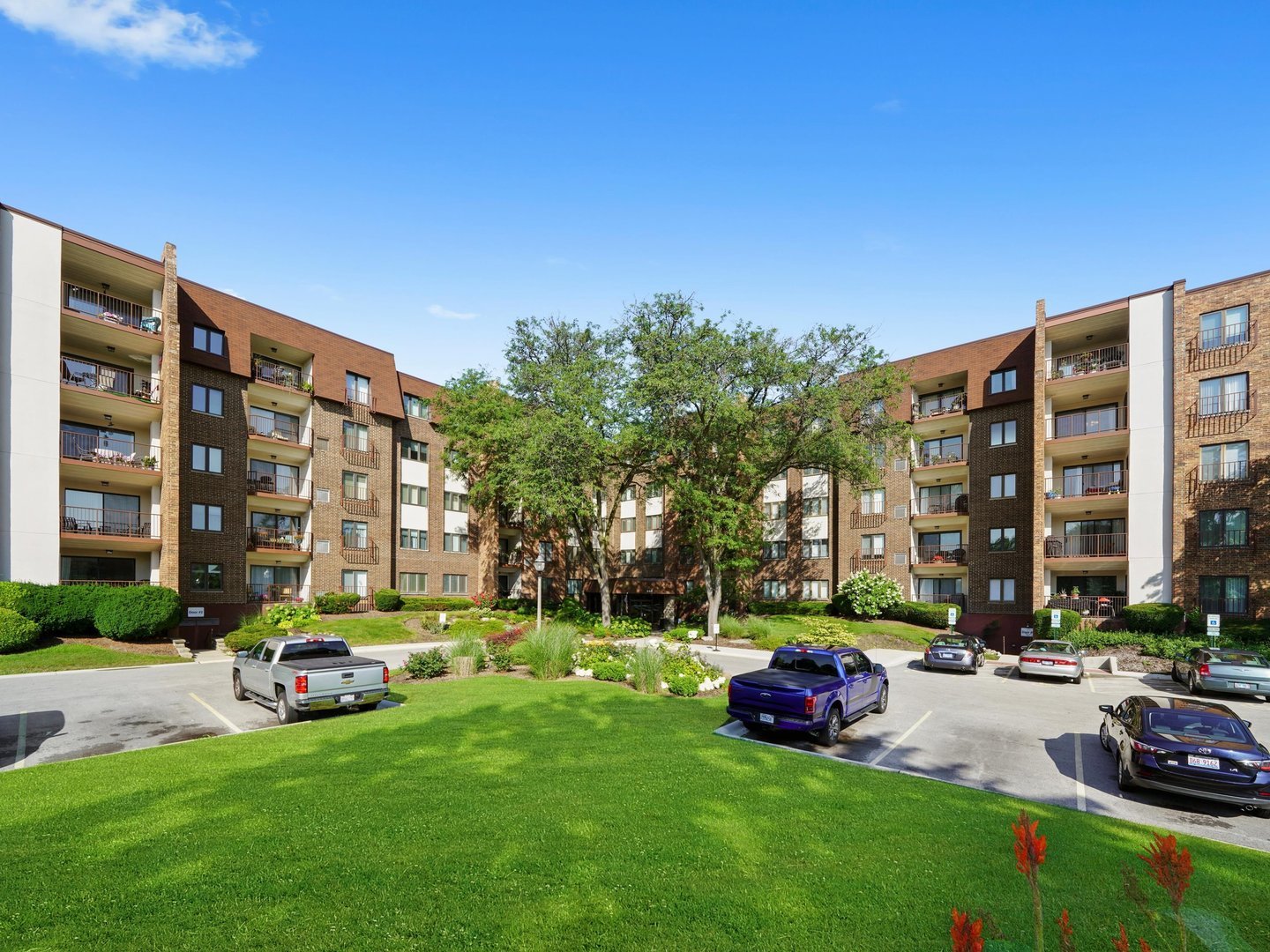 448 Raintree Court #5D, Glen Ellyn, IL 60137