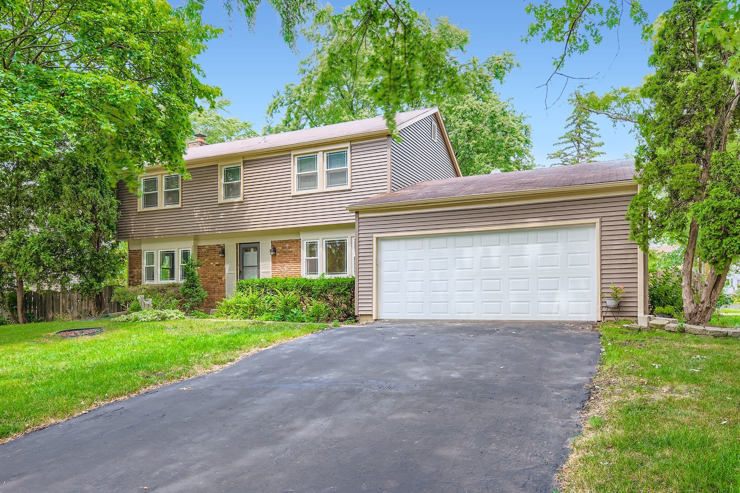 98 Stonegate Road, Buffalo Grove, IL 60089