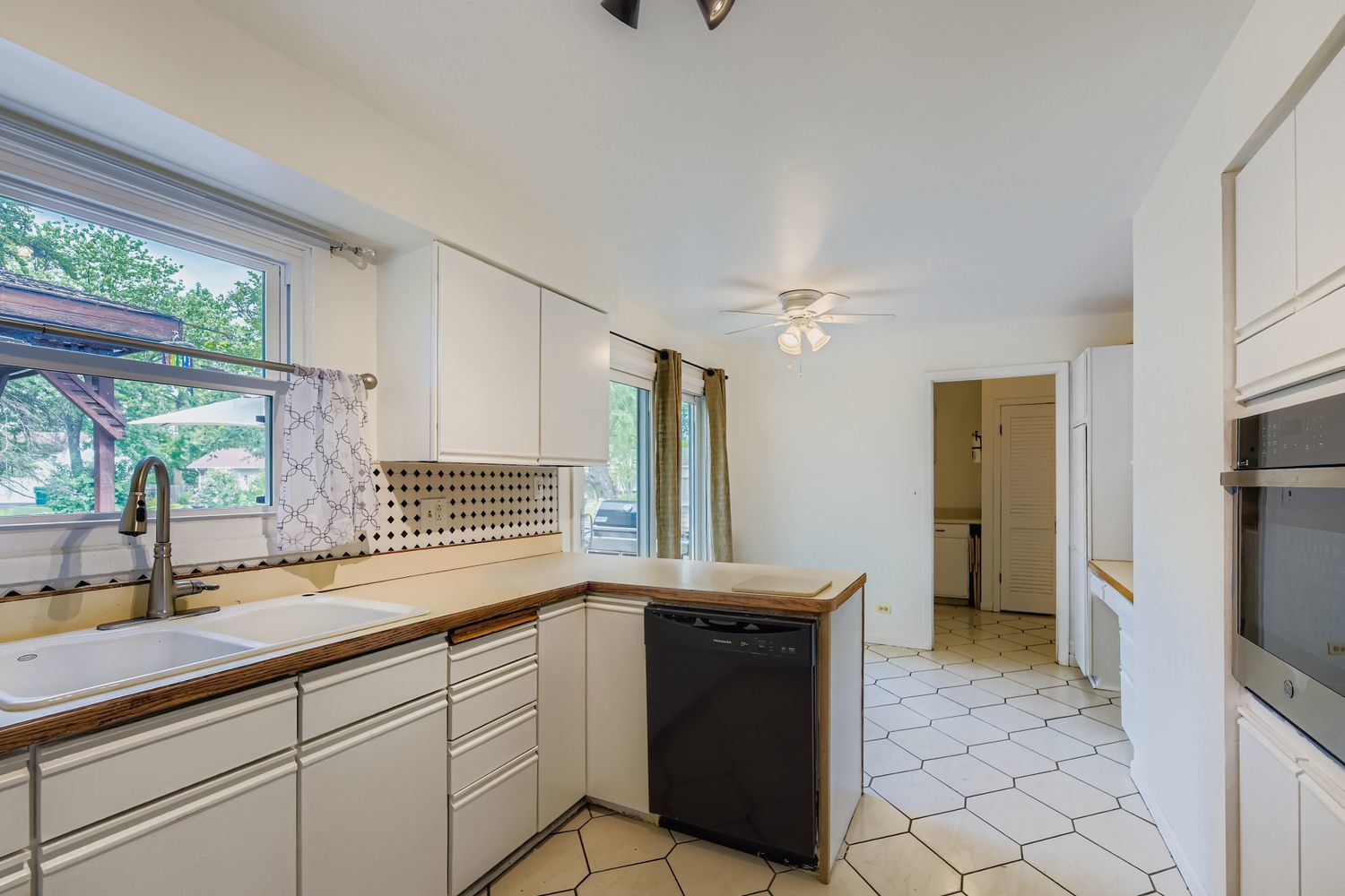 98 Stonegate Road, Buffalo Grove, IL 60089