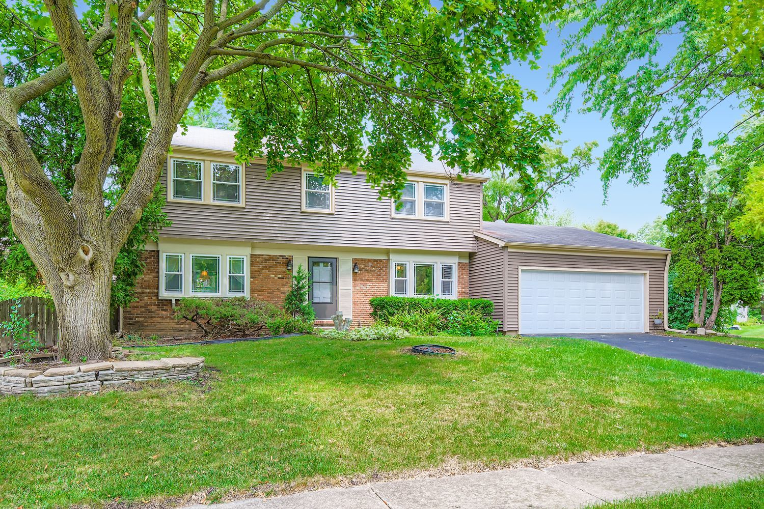 98 Stonegate Road, Buffalo Grove, IL 60089