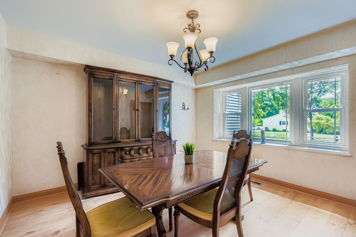 98 Stonegate Road, Buffalo Grove, IL 60089