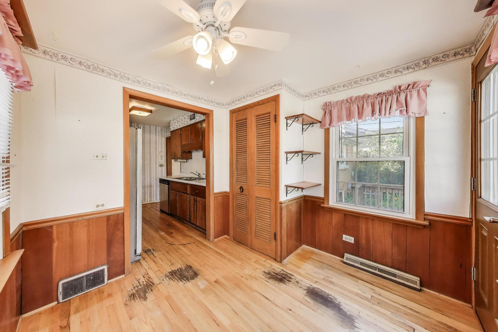 210 N Russel Street, Mount Prospect, IL 60056