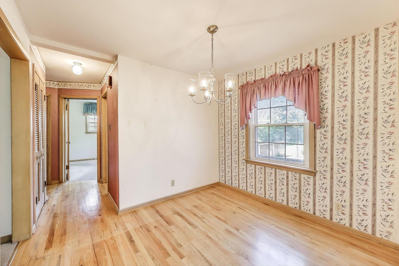 210 N Russel Street, Mount Prospect, IL 60056