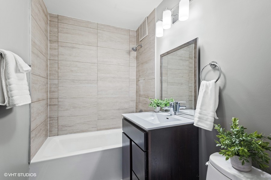 655 W IRVING PARK Road #1813, Chicago, IL 60613