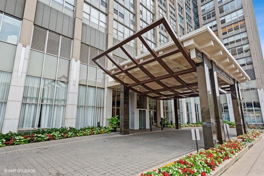 655 W IRVING PARK Road #1813, Chicago, IL 60613