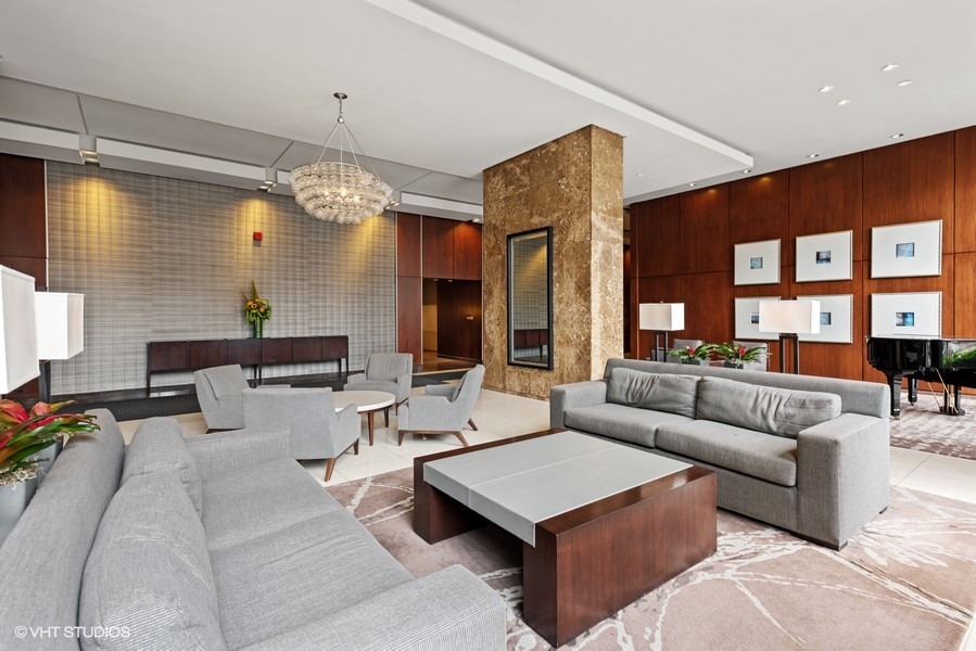 655 W IRVING PARK Road #1813, Chicago, IL 60613