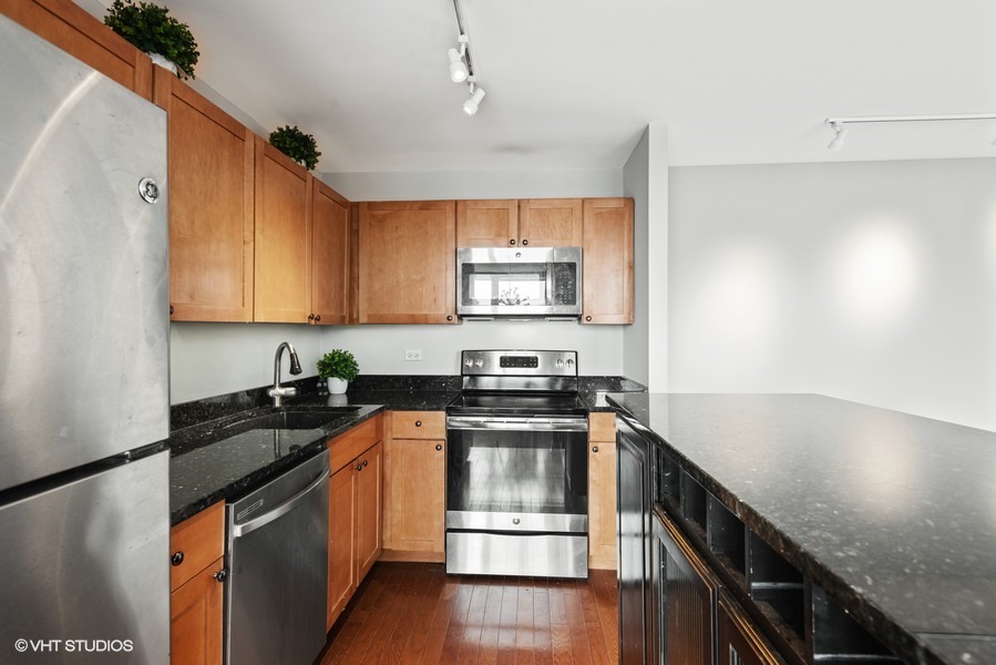 655 W IRVING PARK Road #1813, Chicago, IL 60613