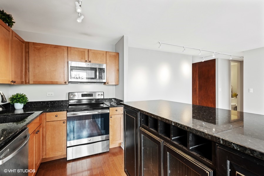 655 W IRVING PARK Road #1813, Chicago, IL 60613
