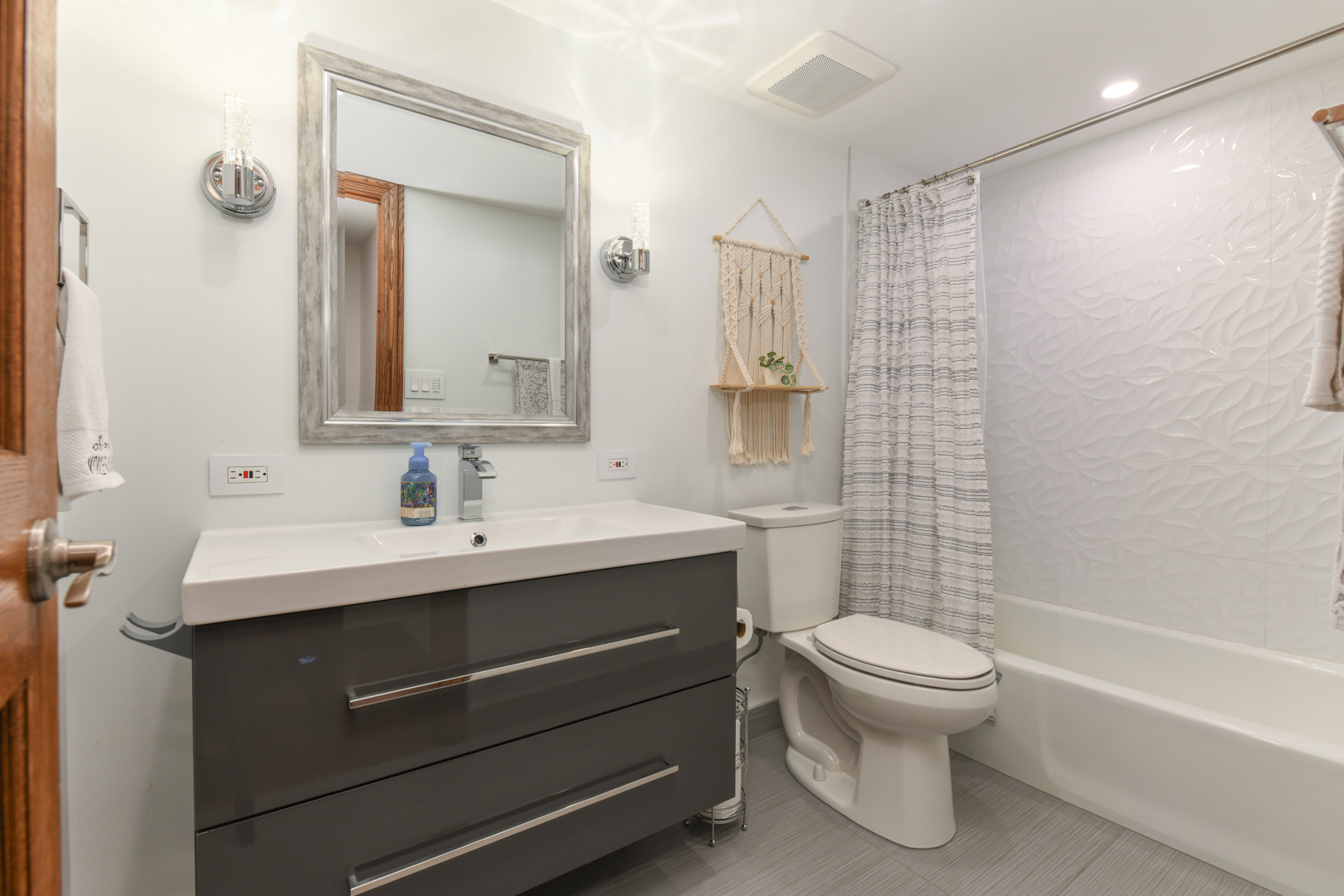 9051 S Roberts Road #307, Hickory Hills, IL 60457