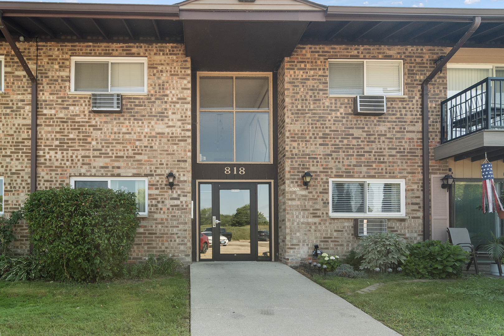 818 E Old Willow Road #207, Prospect Heights, IL 60070