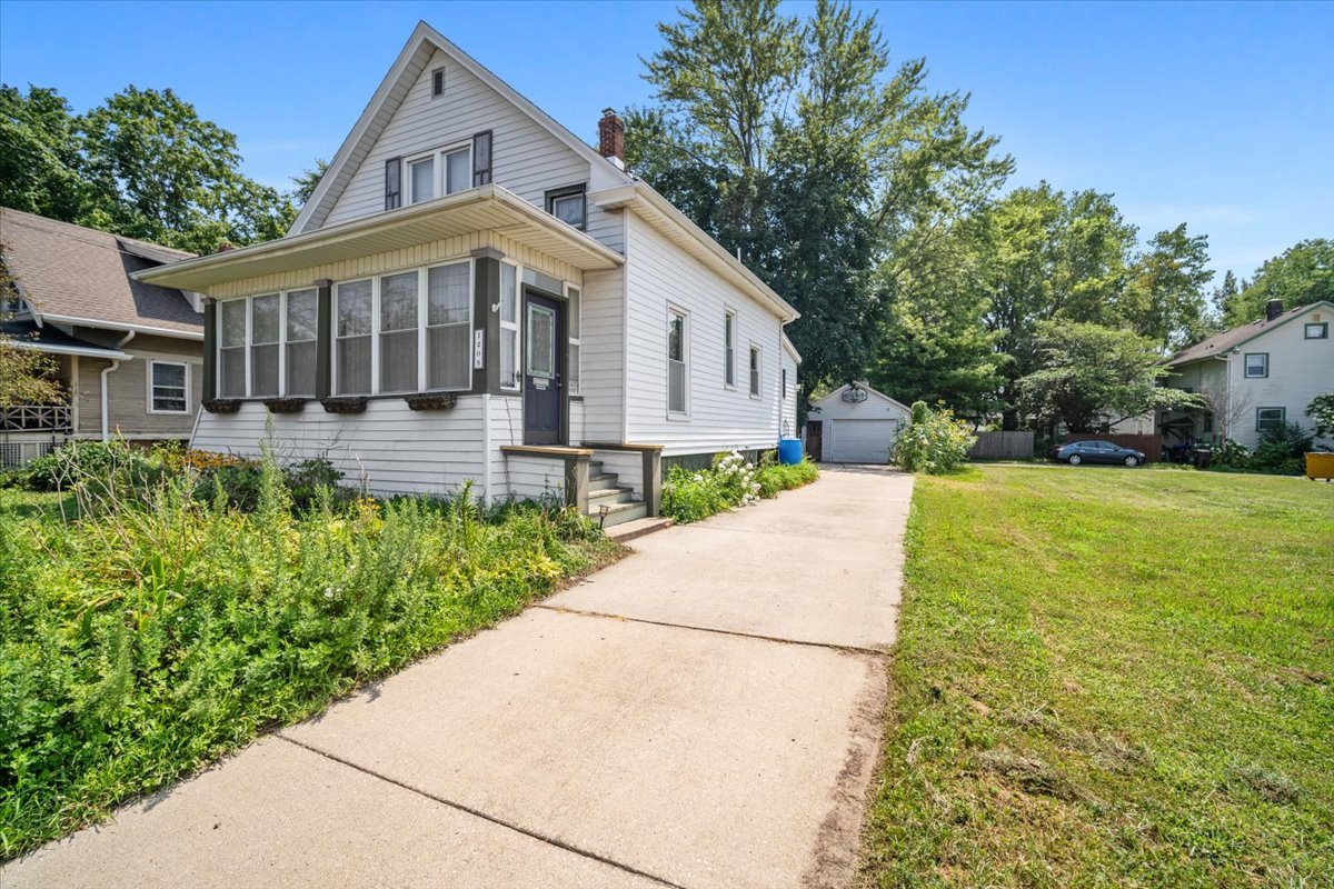 1205 E Oakland Avenue, Bloomington, IL 61701