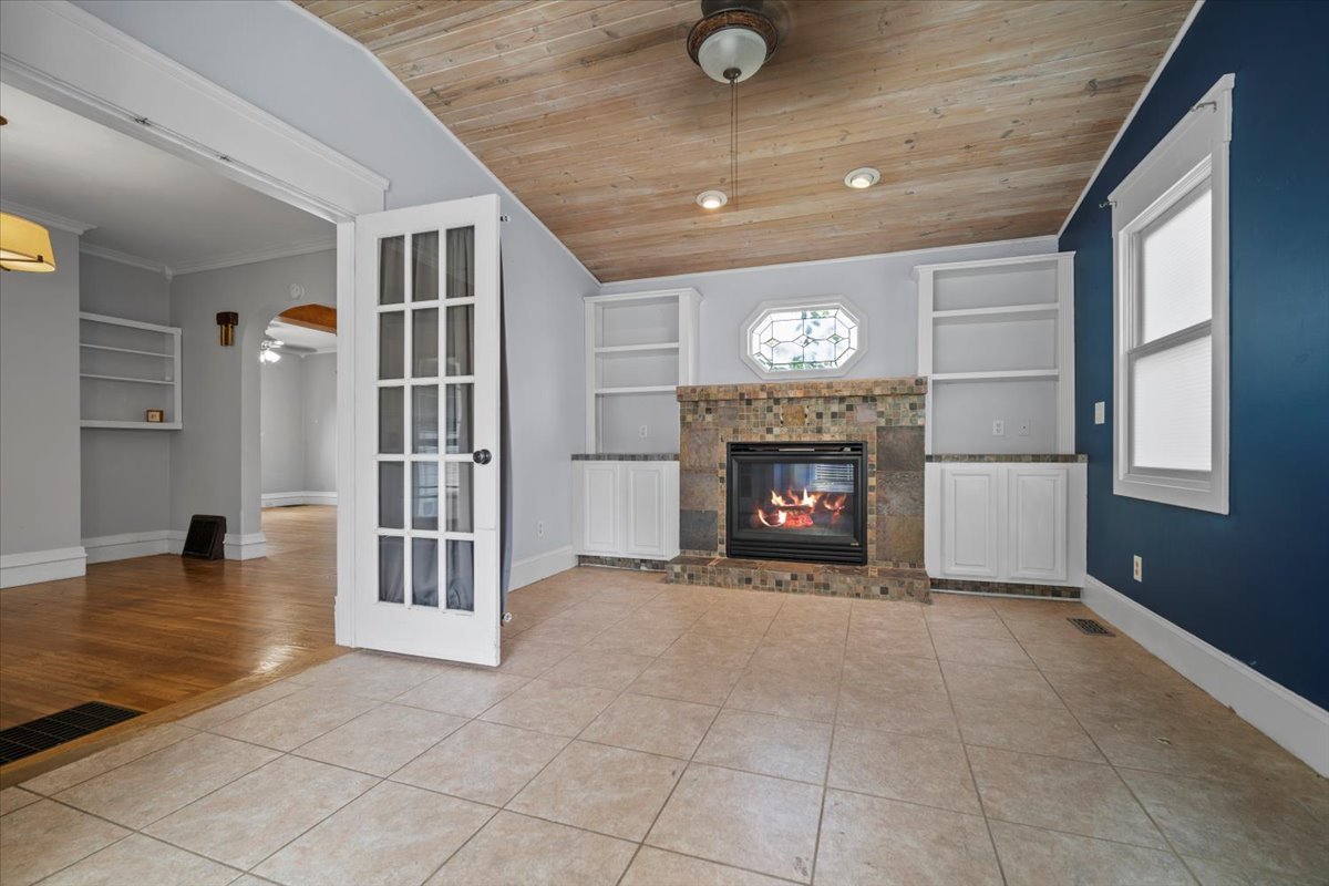 1205 E Oakland Avenue, Bloomington, IL 61701