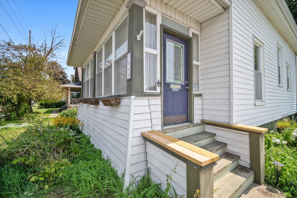 1205 E Oakland Avenue, Bloomington, IL 61701