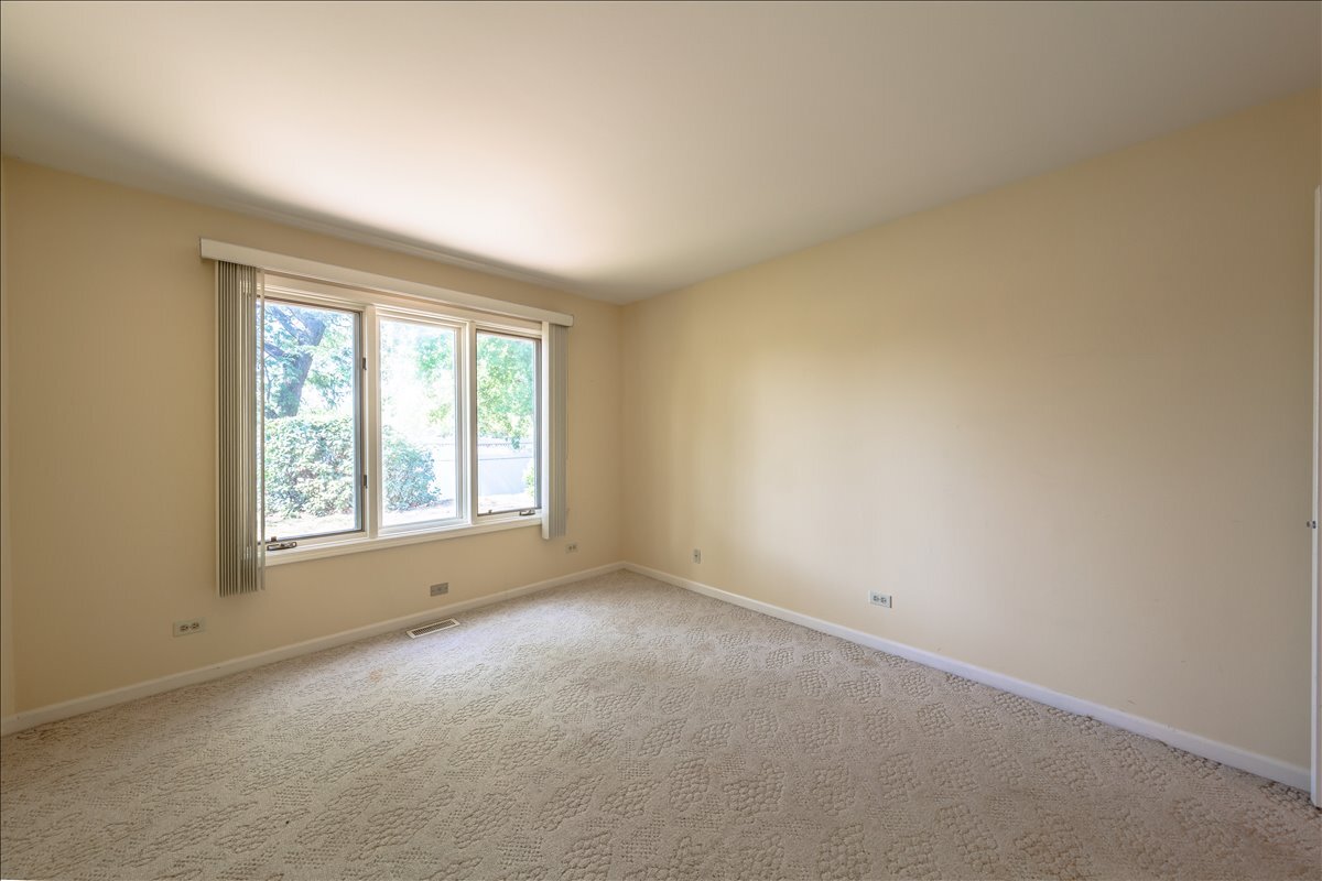 1510 N KENDAL Court, Arlington Heights, IL 60004