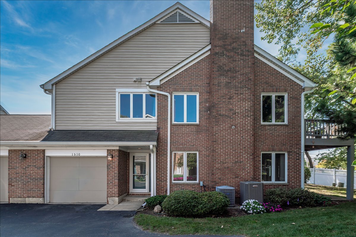 1510 N KENDAL Court, Arlington Heights, IL 60004