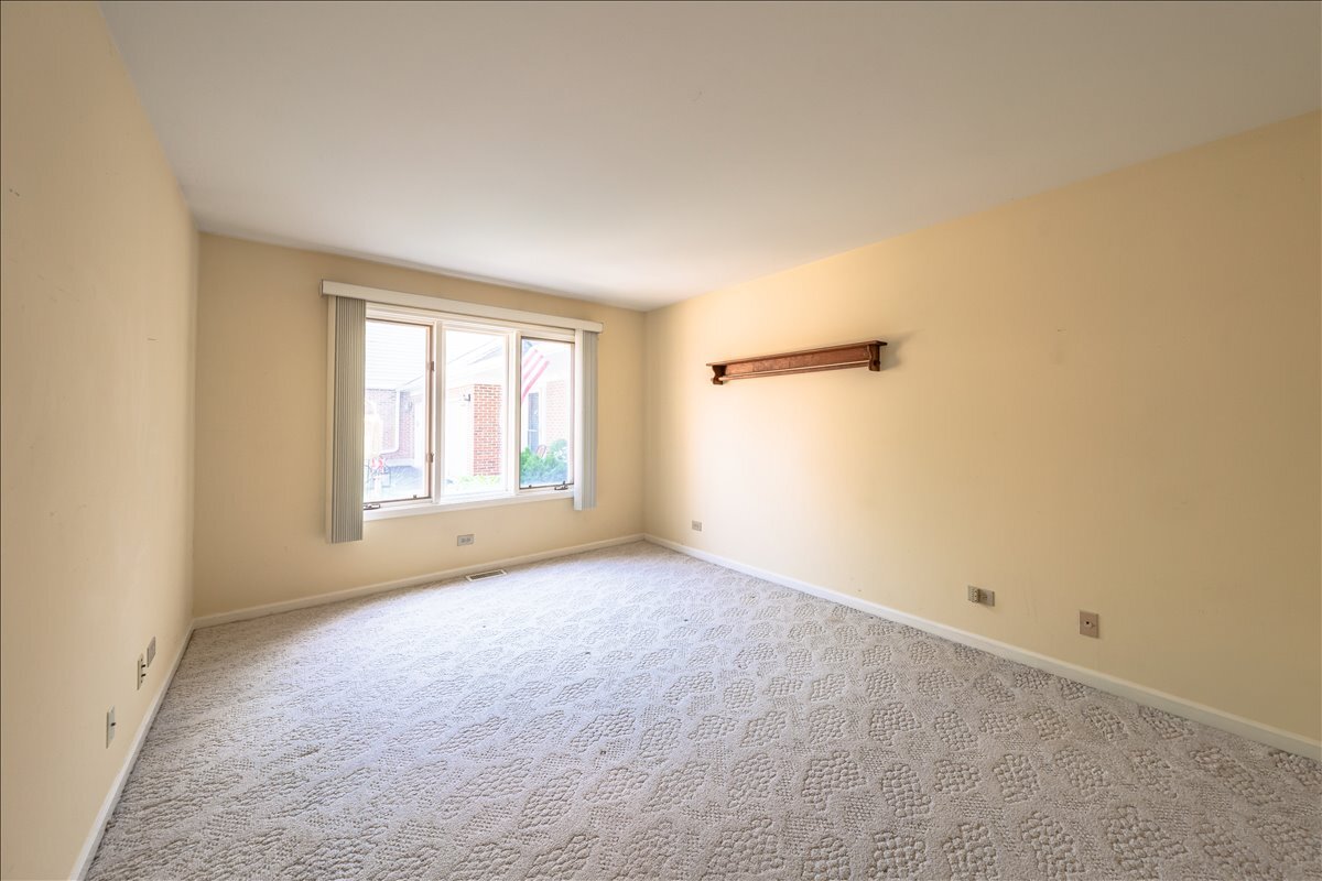 1510 N KENDAL Court, Arlington Heights, IL 60004