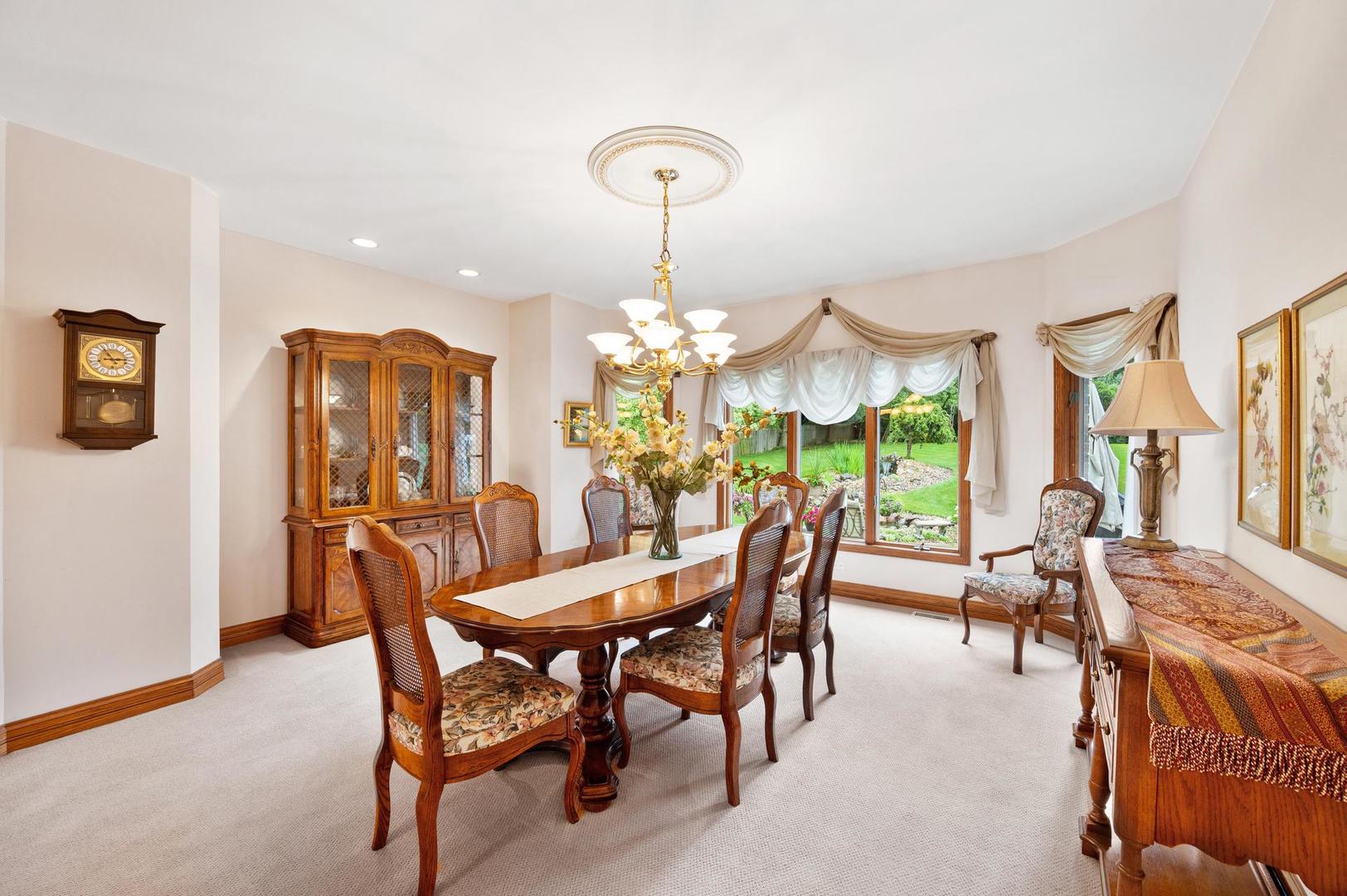 426 E Niagara Avenue, Schaumburg, IL 60193