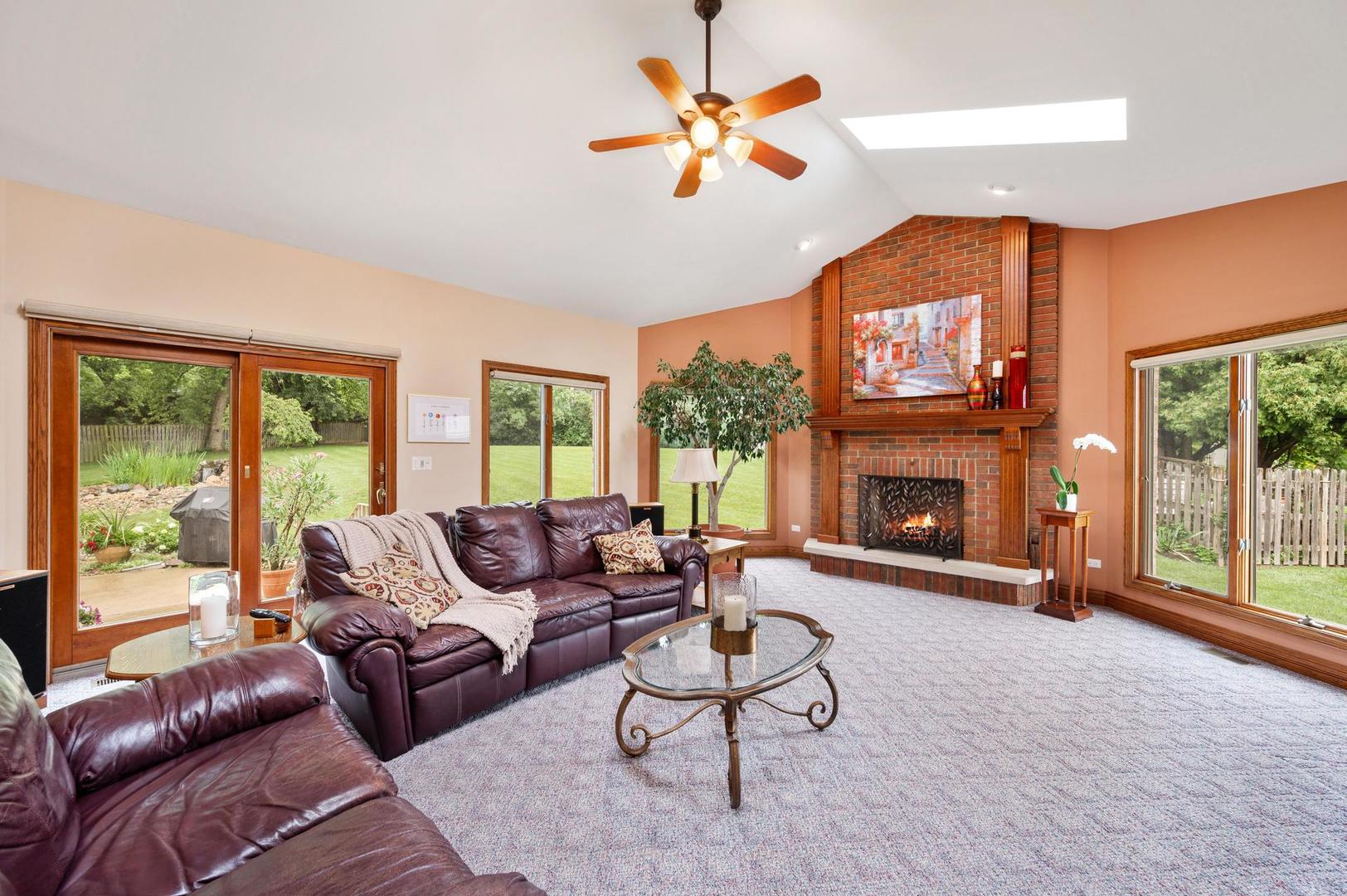 426 E Niagara Avenue, Schaumburg, IL 60193