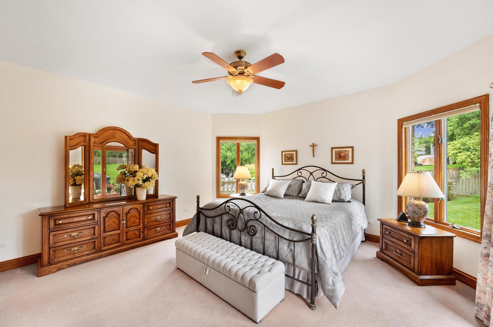 426 E Niagara Avenue, Schaumburg, IL 60193