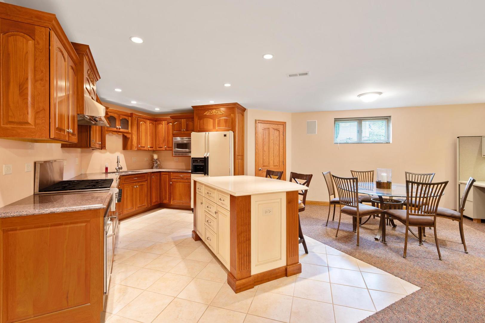 426 E Niagara Avenue, Schaumburg, IL 60193