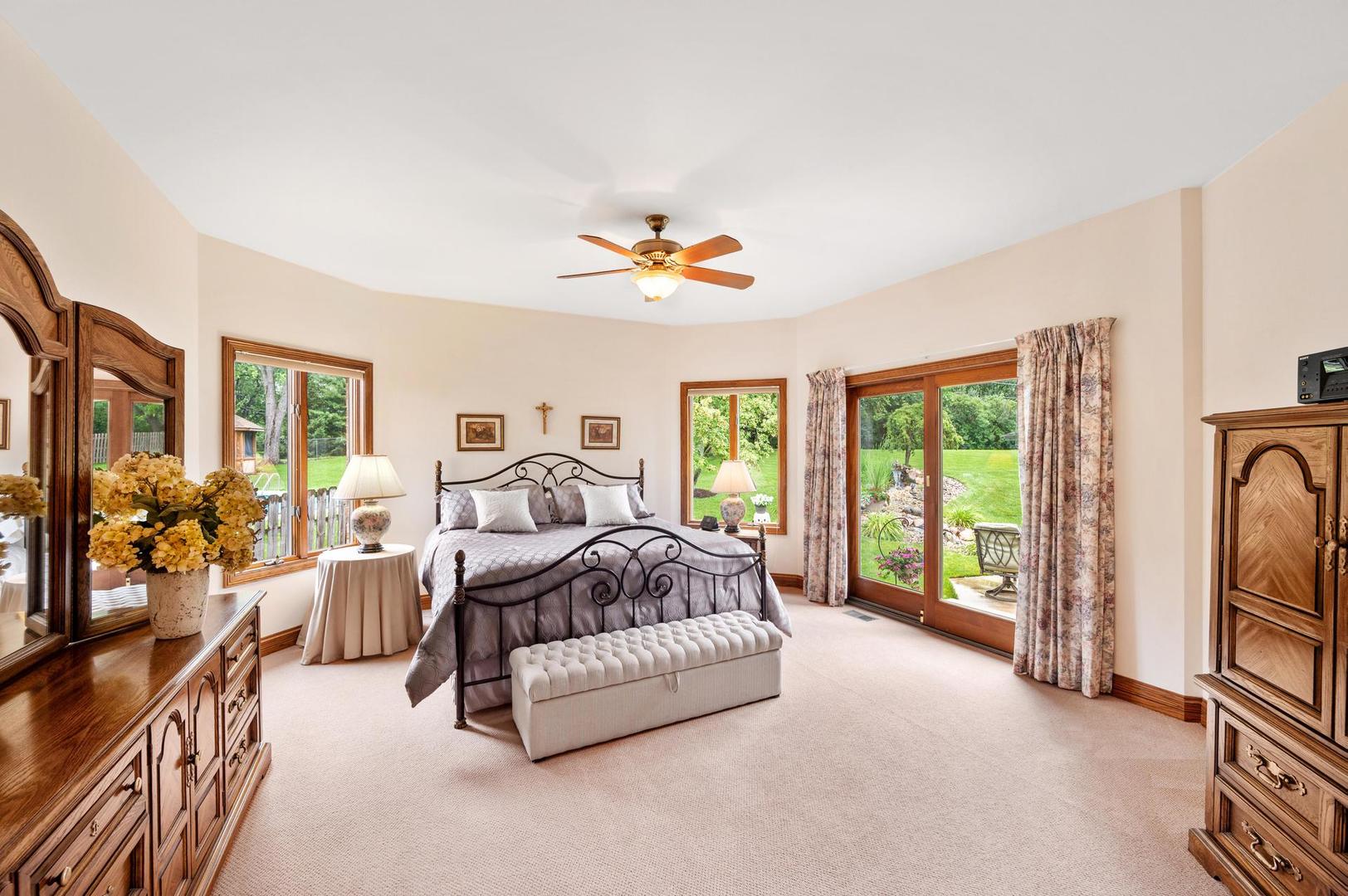 426 E Niagara Avenue, Schaumburg, IL 60193