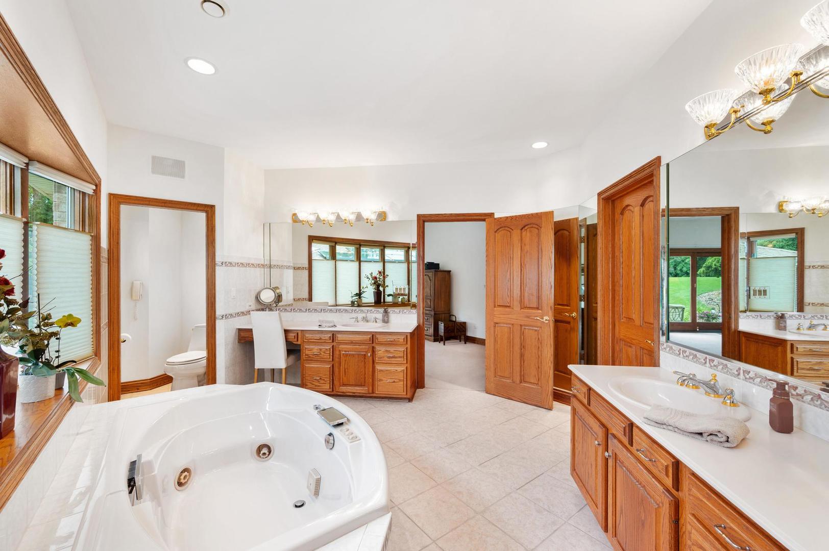 426 E Niagara Avenue, Schaumburg, IL 60193