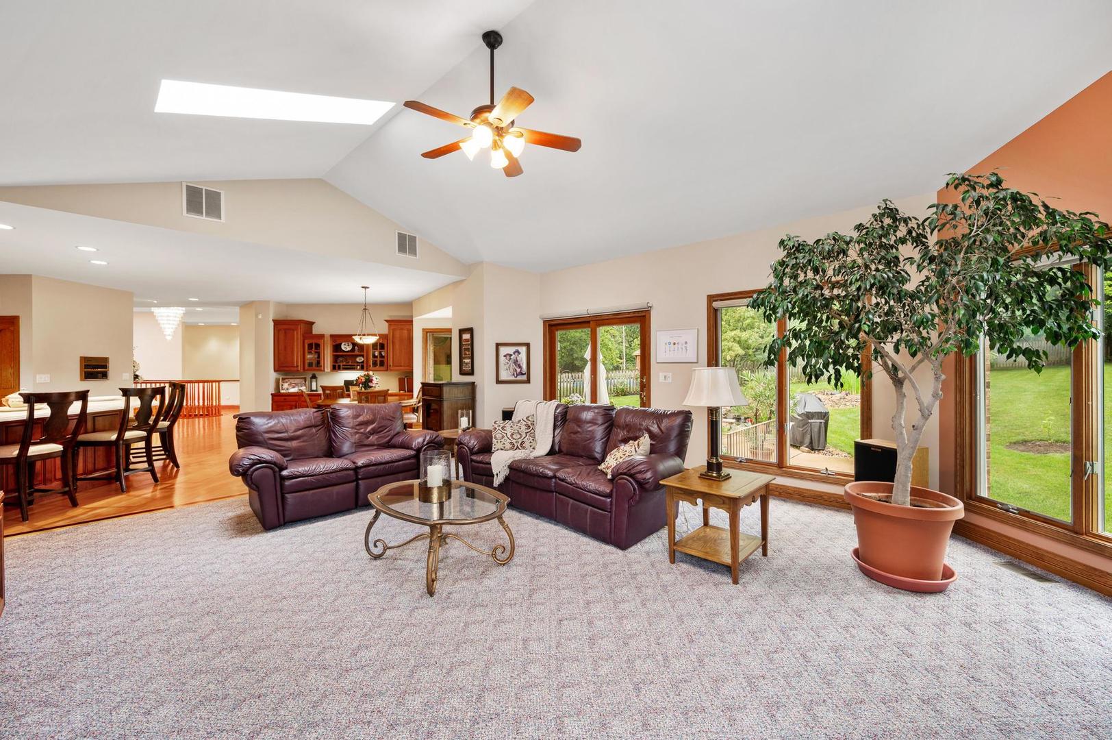 426 E Niagara Avenue, Schaumburg, IL 60193