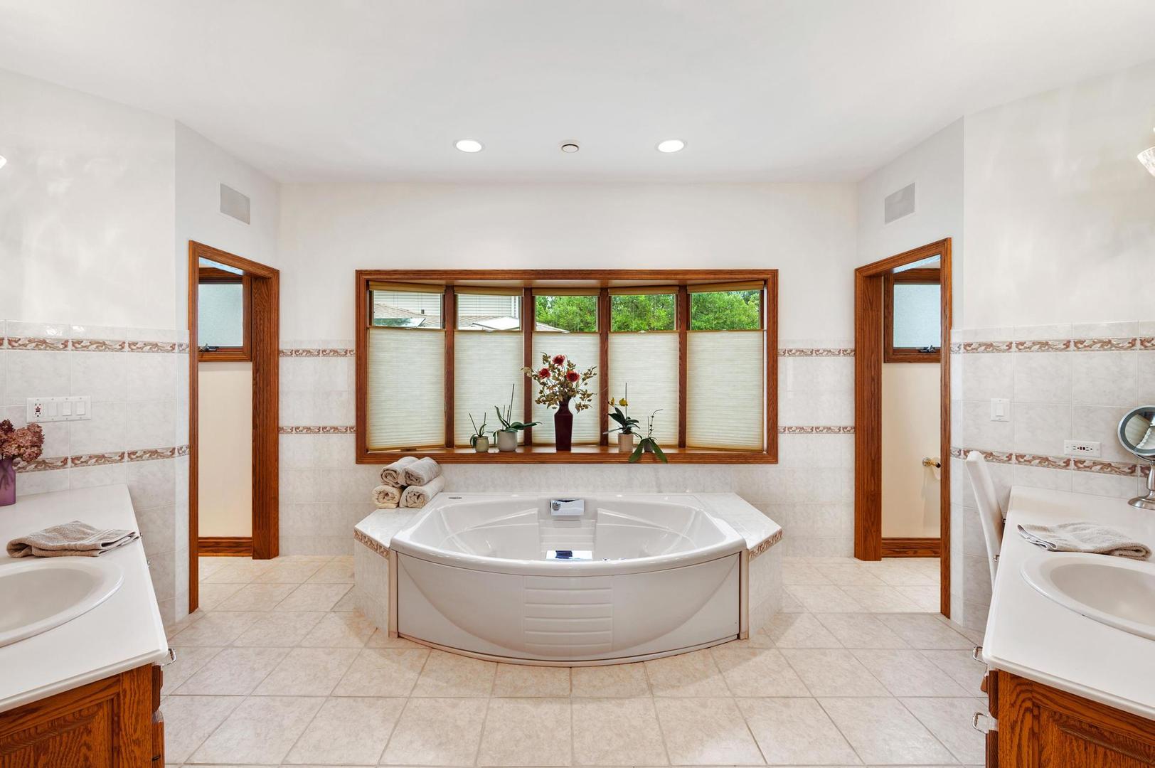 426 E Niagara Avenue, Schaumburg, IL 60193