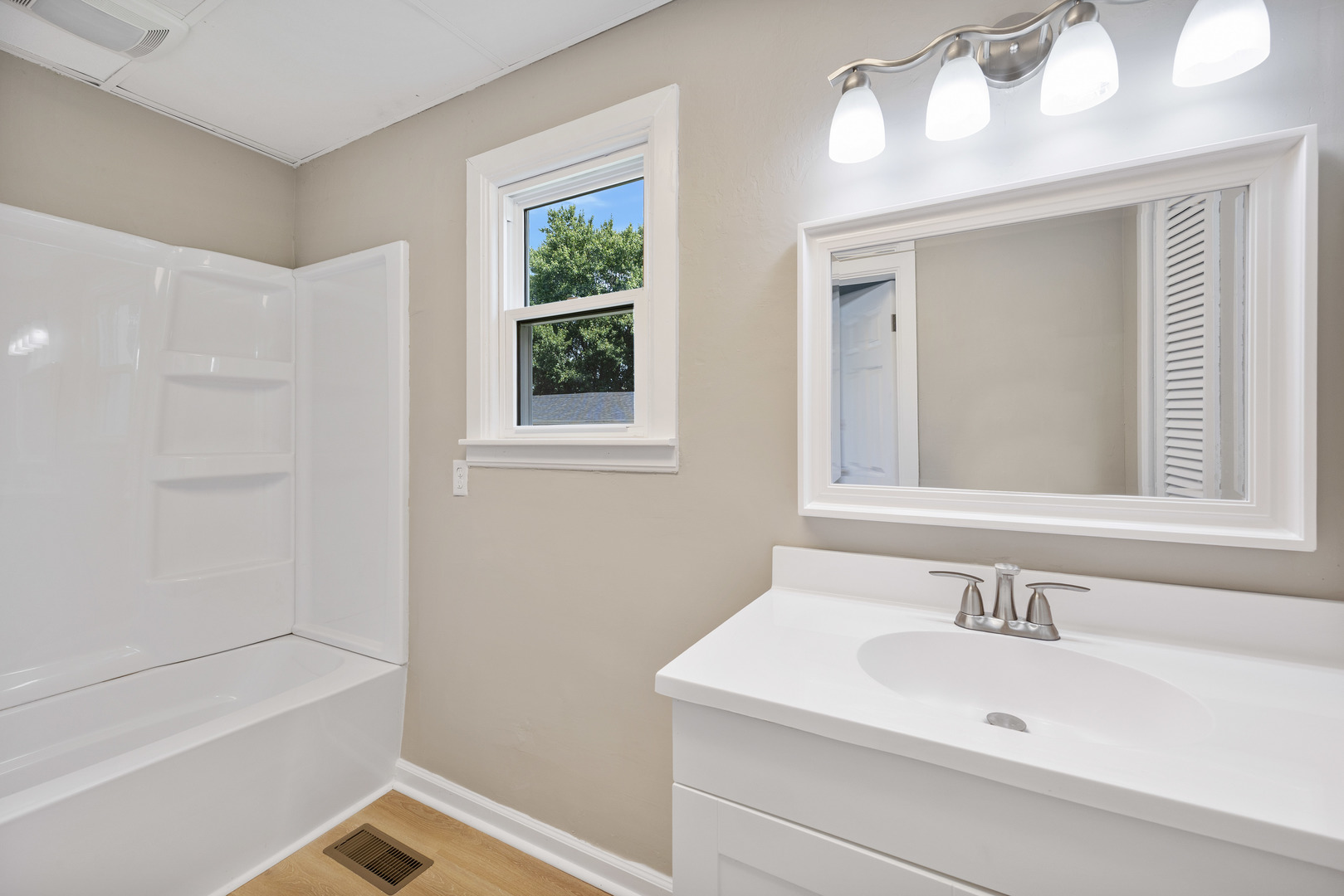 722 E Madison Avenue, Chrisman, IL 61924