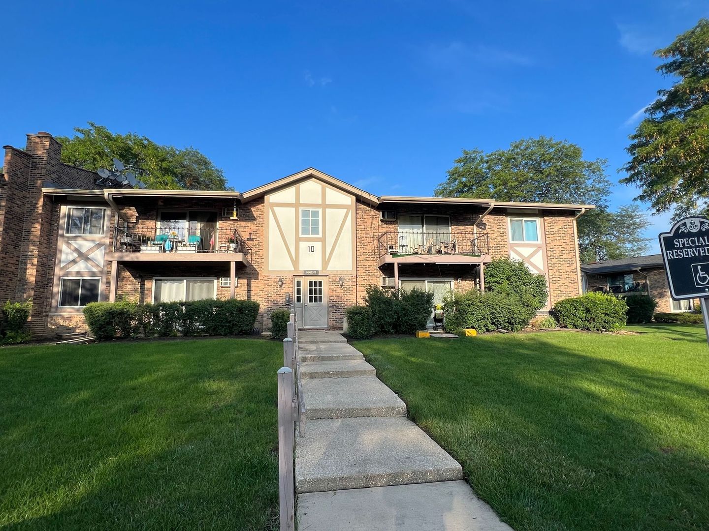 9S025 Lake Drive #10-105, Willowbrook, IL 60527