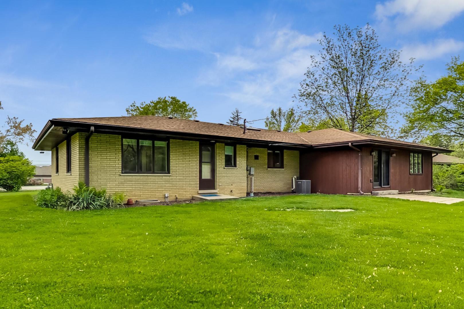6027 S Lincoln Avenue, Lisle, IL 60532