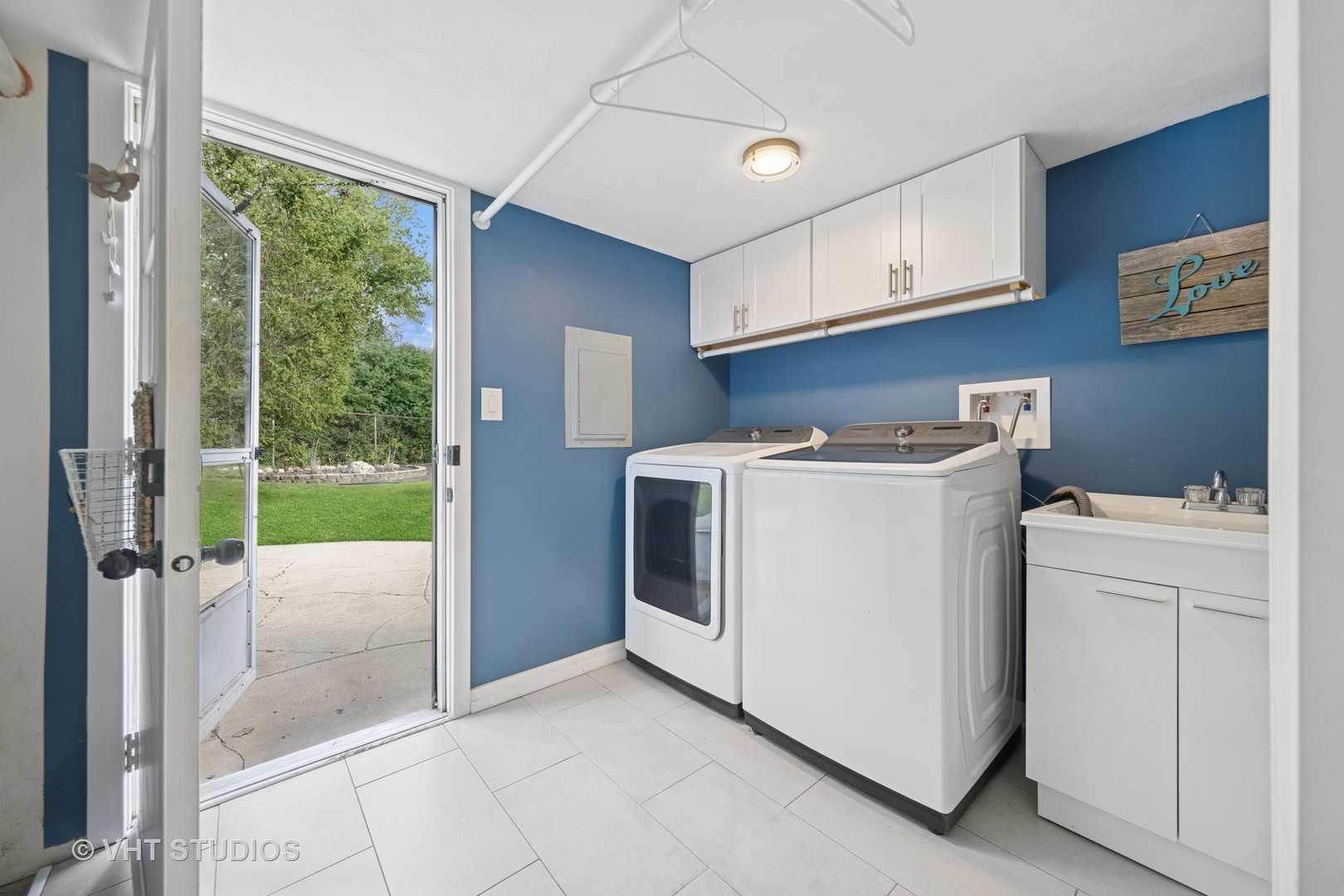 405 Clifton Court, Schaumburg, IL 60193