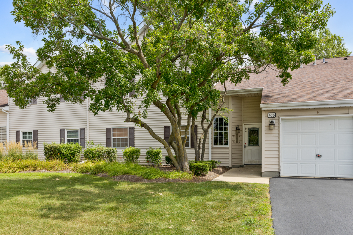 106 Gant Circle #H, Streamwood, IL 60107