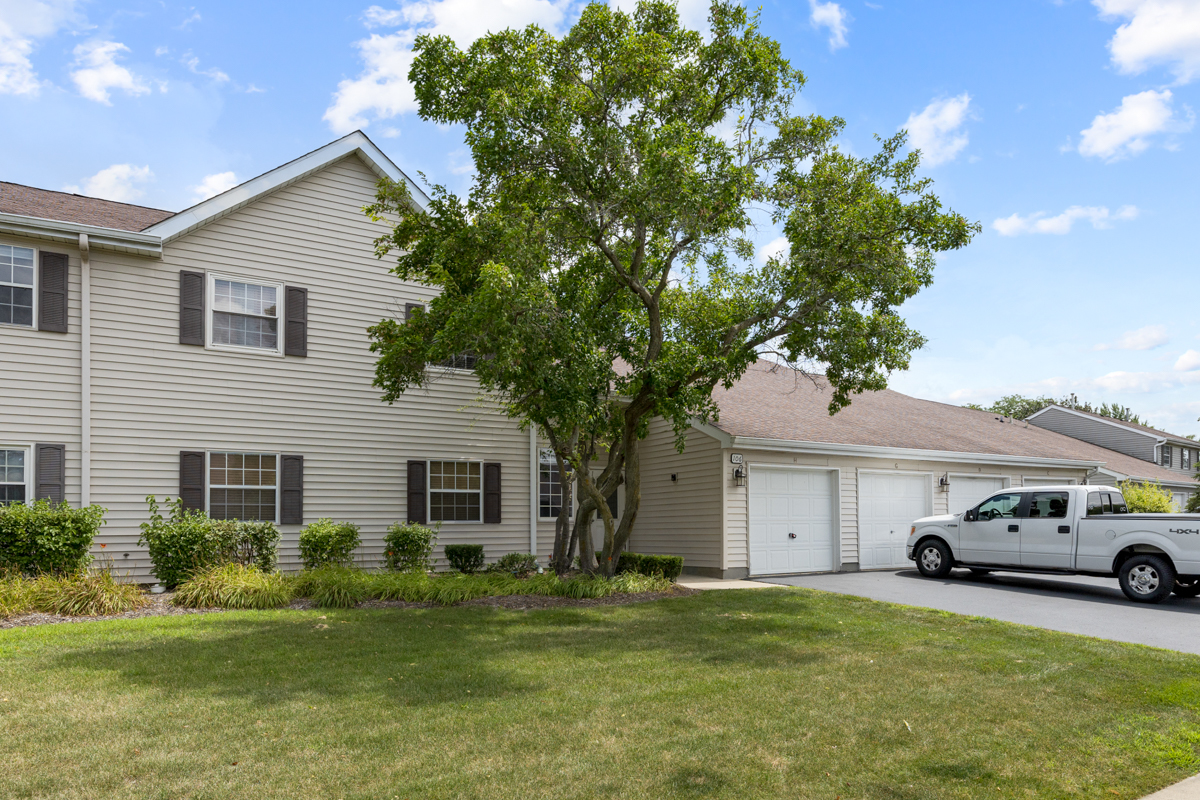 106 Gant Circle #H, Streamwood, IL 60107