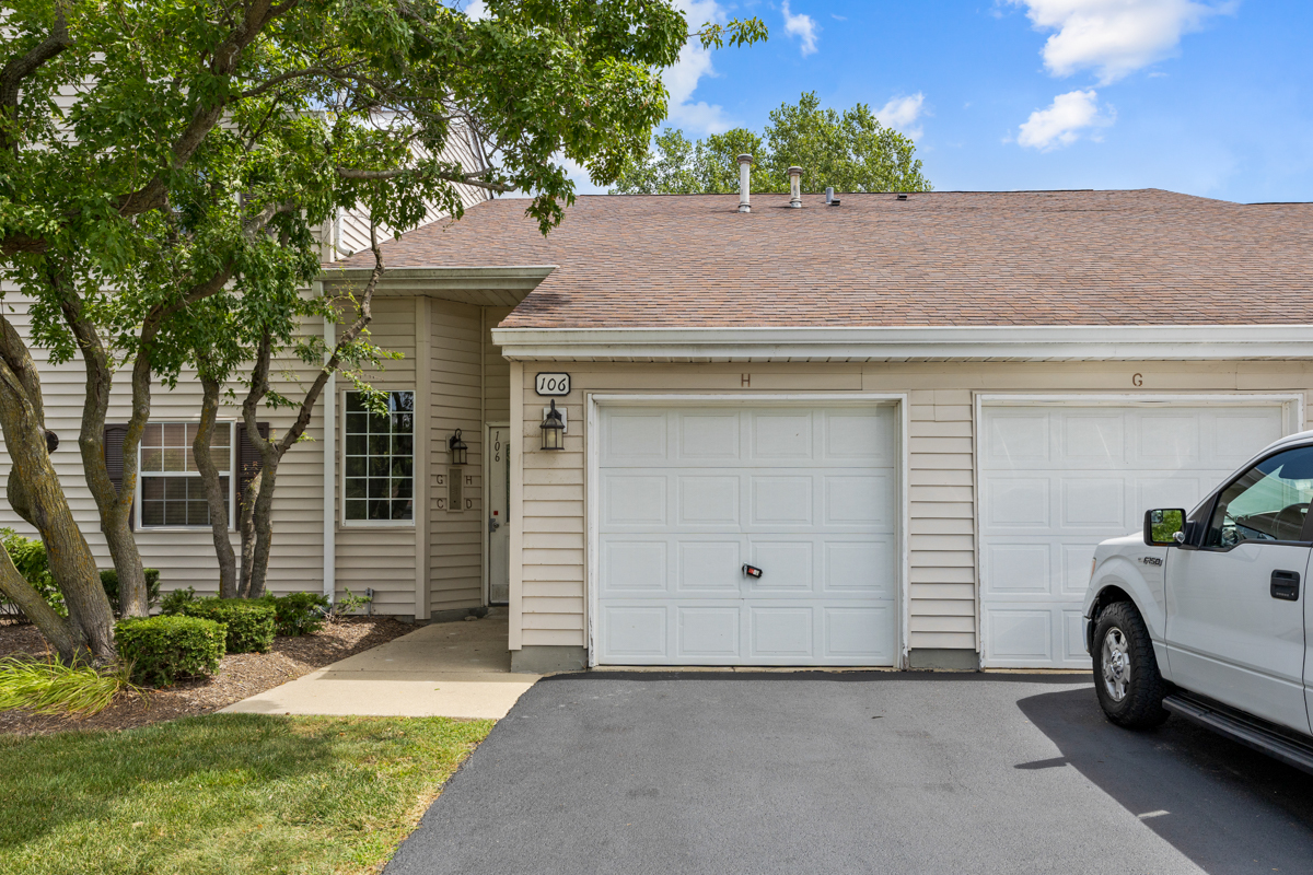 106 Gant Circle #H, Streamwood, IL 60107