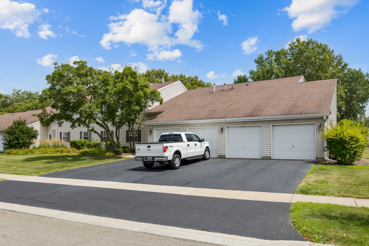 106 Gant Circle #H, Streamwood, IL 60107